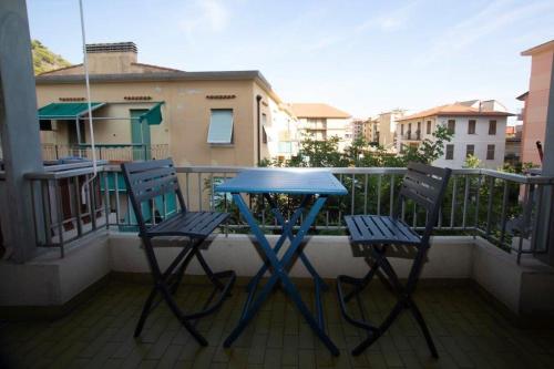 - Balcón con mesa azul y 2 sillas en Casa Primavera, en Ventimiglia