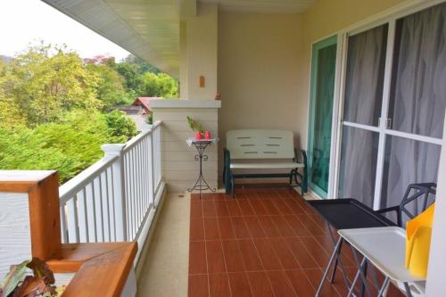 a balcony of a house with a chair and a window at KhaoYai Treescape Retreat คอนโดบ้านชลธารเขาใหญ่ 2 ห้องนอน 2ห้องน้ำ 88ตารางเมตร ถนนธนะรัชต์ in Ban Tha Maprang