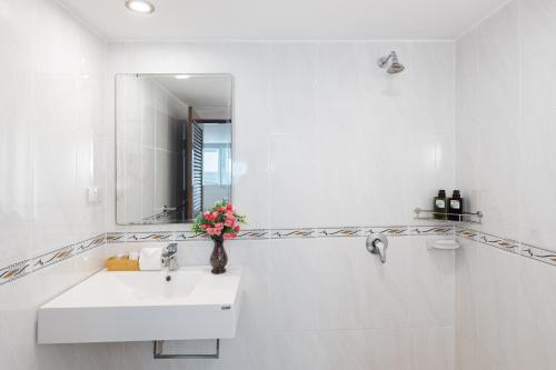 bagno bianco con lavandino e specchio di Bevans Place Karon a Karon Beach