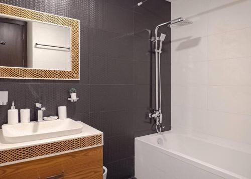 Koupelna v ubytování StoneTree - Modern 1BR in Business Bay