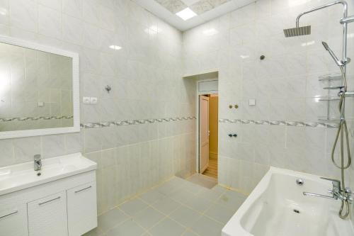 バクーにあるLuxury House by Zoom Travelの洗面台と鏡のある白いバスルーム