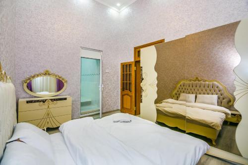 バクーにあるLuxury House by Zoom Travelのベッド2台と鏡のある寝室