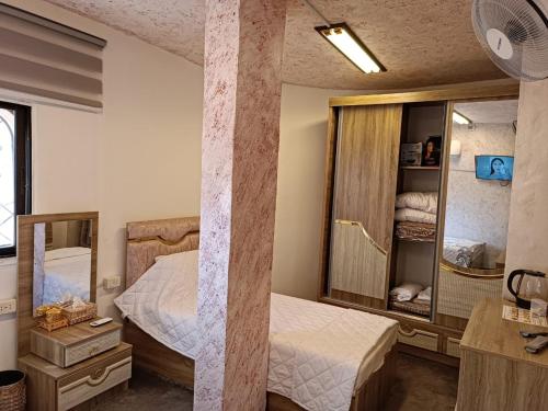 Postel nebo postele na pokoji v ubytování hostel ـ Karak dream