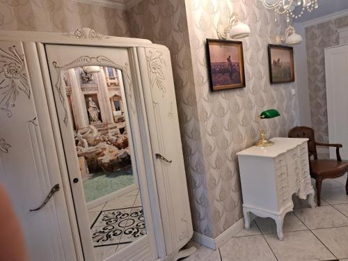 a dressing room with a mirror and a table at Noclegi "LAS WYPAS" 2 Domki drewniane całoroczne, oraz 1 Apartament dla dwojga - wynajem in Trzcianka