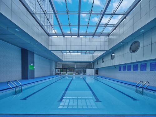 a large indoor swimming pool with a ceiling at Jin Jiang International Hotel Taicang in Taicang