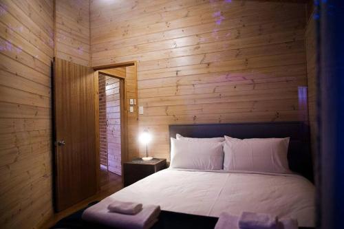 The Hideout Cabinにあるベッド