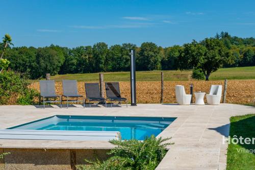 Majoituspaikassa "Les Lièvres" House Air-conditioned Relaxation Oasis with Pool & Jacuzzi tai sen lähellä sijaitseva uima-allas
