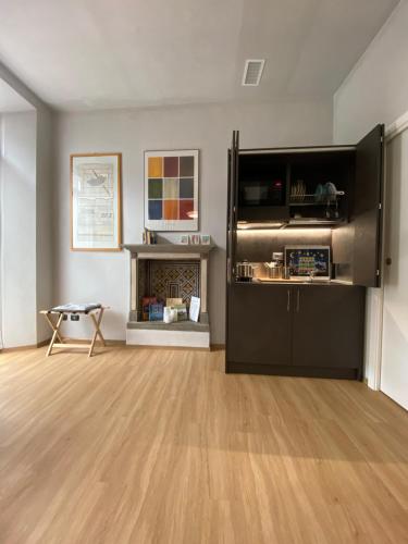 een woonkamer met een houten vloer en een open haard bij Notte di Note - home hospitality in Busto Arsizio