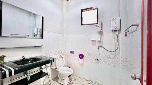 a bathroom with a sink and a toilet at Banromsak resort - บ้านร่มสักรีสอร์ต in Ban Dok Kham Tai (1)