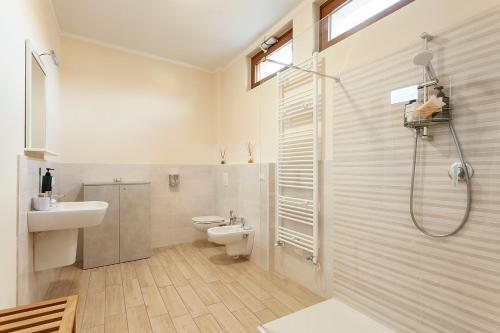 a bathroom with a shower and a toilet and a sink at Veruskacamere Camera 3 in Somma Lombardo