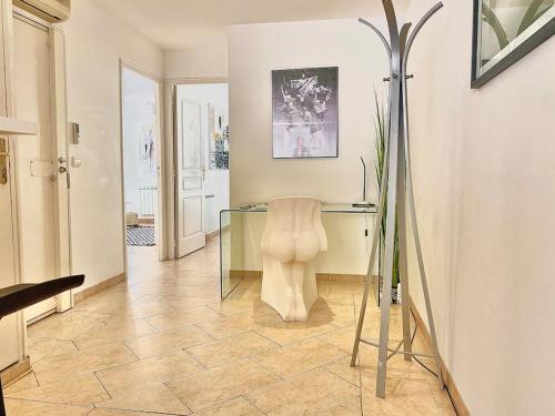 Cette chambre comprend un bureau en verre et une chaise. dans l'établissement Appartement Cannes 3 chambres - 8B2, à Cannes