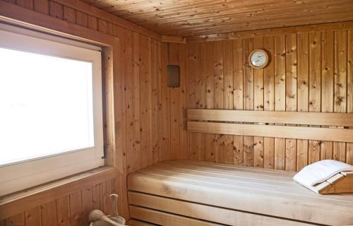 una sauna con una cama en una sala de madera en Agriturismo Podere Dell'Angelo, en Pasiano di Pordenone