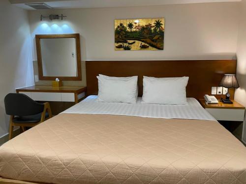 Een bed of bedden in een kamer bij Mia Hotel