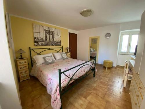 um quarto com uma cama num quarto em Ca’Lina,autentico alloggio spazioso con posto auto em Lecco