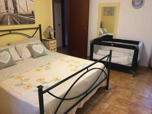 um quarto com 2 camas e um berço em Ca’Lina,autentico alloggio spazioso con posto auto em Lecco