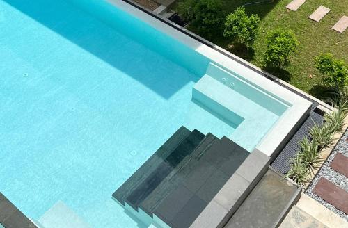 an overhead view of a large blue swimming pool at Lum Residence in Ahangama
