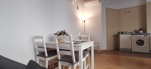 ein weißer Esstisch und Stühle in einem Zimmer in der Unterkunft Apartamento Bella Sultana, Centro Histórico in Córdoba