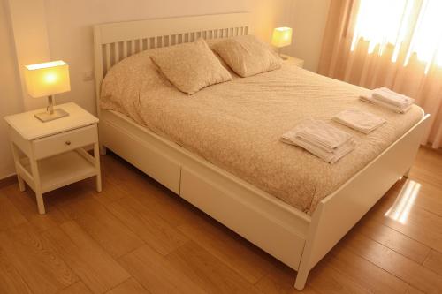 ein Schlafzimmer mit einem Bett mit zwei Handtüchern darauf in der Unterkunft Mary (A): Confort y playa. in Breña Baja
