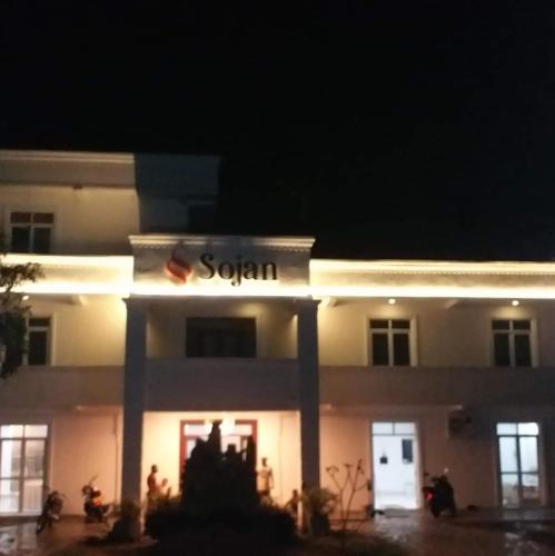 a building with a sign that reads spán at night at Hotel Sojan in Veyangoda