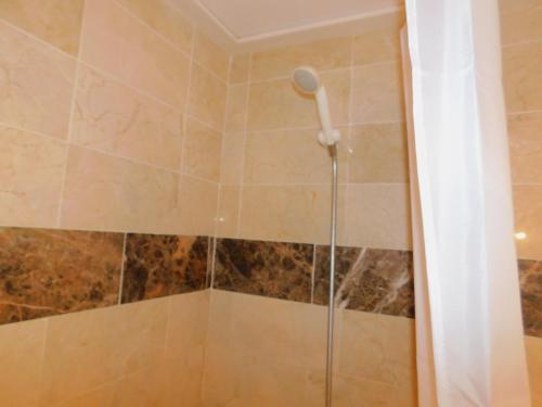 eine Dusche mit Glastür im Bad in der Unterkunft Spirit of Mojacar - 2 Bedroom - R776 in Mojácar