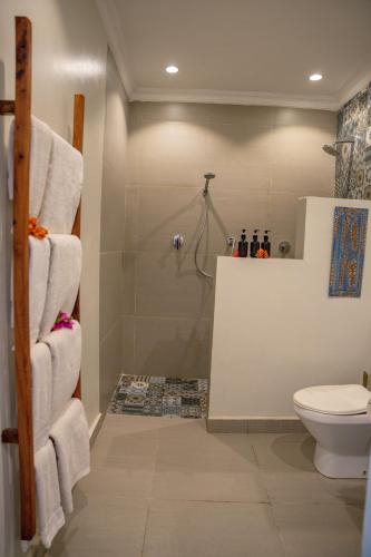 Bilik mandi di Michamvi Sunset Bay