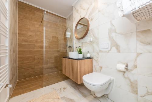 a bathroom with a toilet and a shower at ART Apartment II in Târgu-Mureş