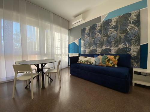 een woonkamer met een blauwe bank en een tafel bij My Blue at Milano Mind in Pero
