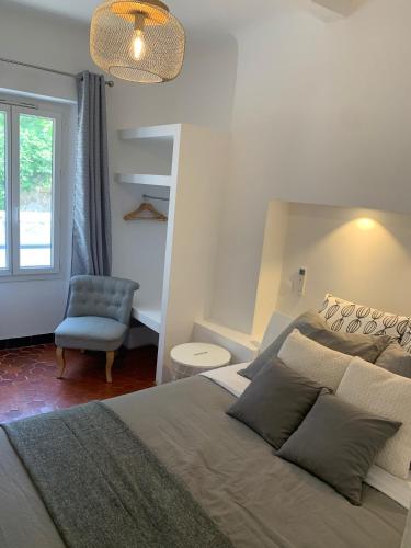 une chambre avec un lit, une chaise et une fenêtre dans l'établissement THE HEART OF CANNES 5MIN BY LA CROISETTE AND BEACH, à Cannes