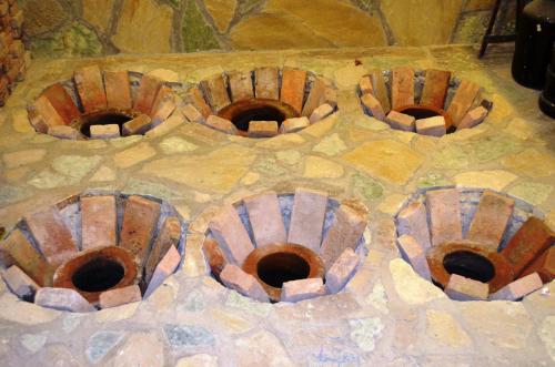 a group of three bowls on a stone wall at სასტუმრო ამელი/Hotel Ameli in Tʼelavi