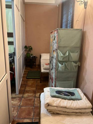 um quarto com uma cama e um quarto com uma porta em ArArAt-PODOL Hostel KYIV em Kiev