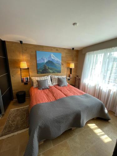 ein Schlafzimmer mit einem großen Bett mit einer roten Decke in der Unterkunft Luxury apartment in Crans-Montana