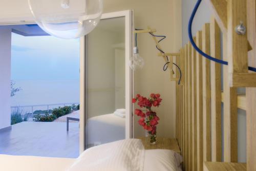 Ένα ή περισσότερα κρεβάτια σε δωμάτιο στο Monolia Maisonettes
