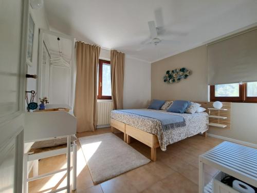 1 dormitorio con 1 cama con almohadas azules en B&B Tenuta Campo Magliano, en Bigliolo