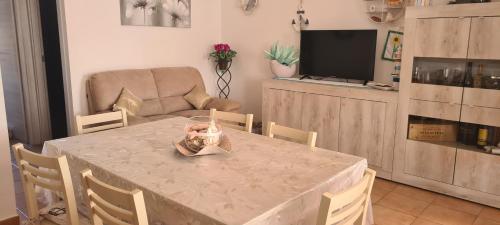 TV a/nebo společenská místnost v ubytování villetta giulia fronte mare