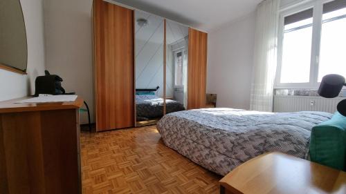 um quarto com uma cama e um espelho grande em Casa Parco Leati em Ferrara