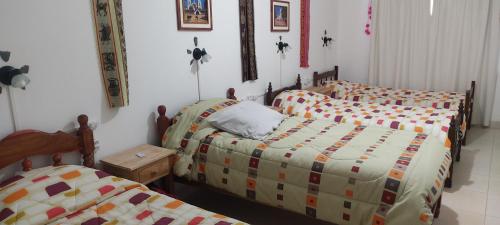 1 Schlafzimmer mit 2 Einzelbetten in der Unterkunft La Candelaria in Humahuaca