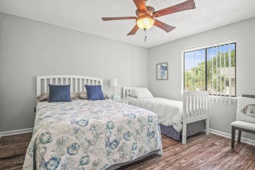 una camera con letto e ventilatore a soffitto di 2nd Row Beach Condo, steps to the beach, with Pool a Myrtle Beach