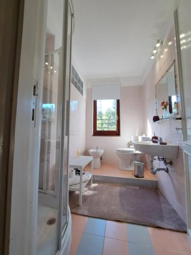 a bathroom with two toilets and a sink and a shower at B&B Tenuta Campo Magliano in Bigliolo