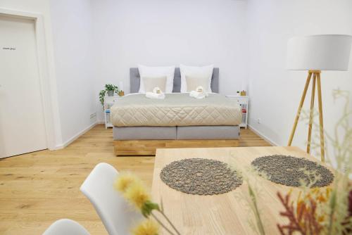 a bedroom with a bed and a table at IDEE living:Loft-Apartment bei Heidelberg in Dossenheim