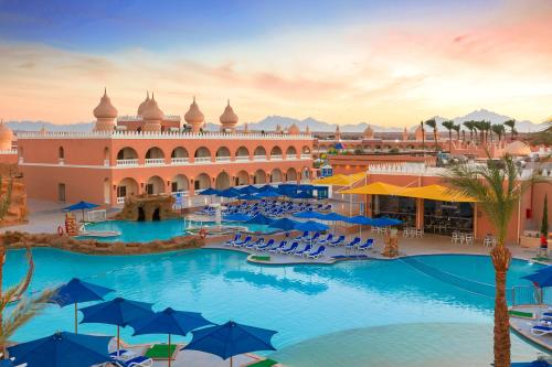 Bazén v ubytování Pickalbatros Alf Leila Wa Leila Resort - Neverland Hurghada nebo v jeho okolí