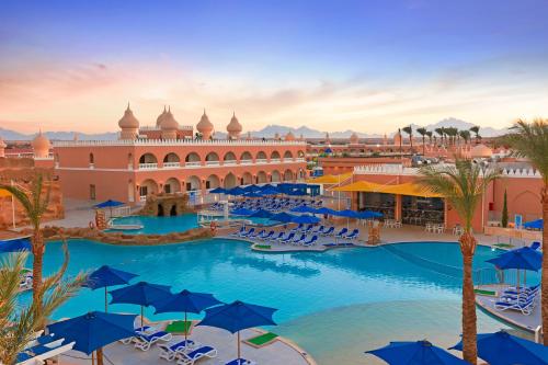 Bazén v ubytování Pickalbatros Alf Leila Wa Leila Resort - Neverland Hurghada nebo v jeho okolí