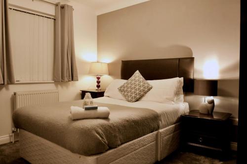 Un dormitorio con una cama grande y una ventana en Mill Lane Refurbished 2 Bedroom Apartment en Newbury