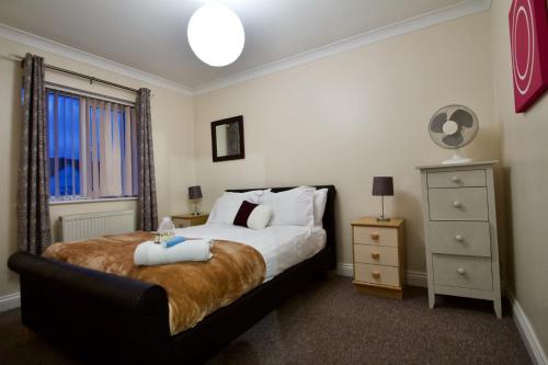 um quarto com uma cama grande e uma janela em Mill Lane Refurbished 2 Bedroom Apartment em Newbury