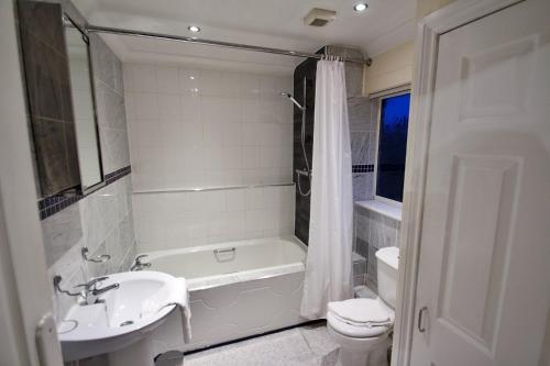 uma casa de banho com uma banheira, um lavatório e um WC. em Mill Lane Refurbished 2 Bedroom Apartment em Newbury