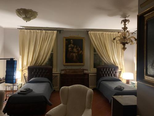 サッスオーロにあるCivico 54 Sassuoloのリビングルーム(ベッド2台、椅子付)