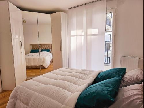 Ένα ή περισσότερα κρεβάτια σε δωμάτιο στο The LUXURY in PARIS Terrace Apartment