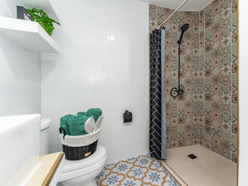 PusokにあるJolenia by J&J Homes At Amani Grand Resort Residences Near Airportのトイレとシャワー付きのバスルーム