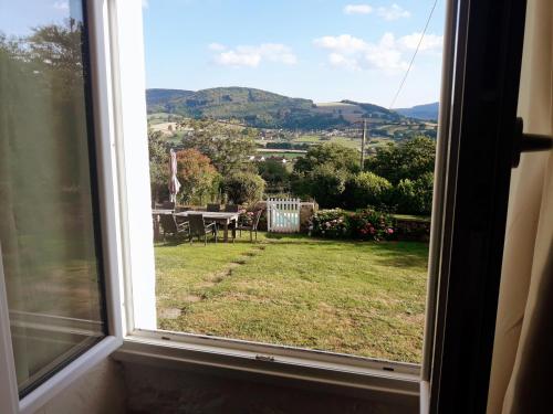 a window with a view of a yard at Le Cerisier in Saint-Symphorien-de-Marmagne