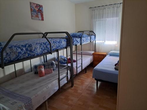 モルシェにあるLos Rosales 12 Costaのベッドルーム1室(二段ベッド2台、窓付)が備わります。