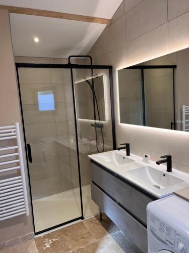 une salle de bain avec une douche en verre et un lavabo dans l'établissement Lou Atenéncia, à Villes-sur-Auzon